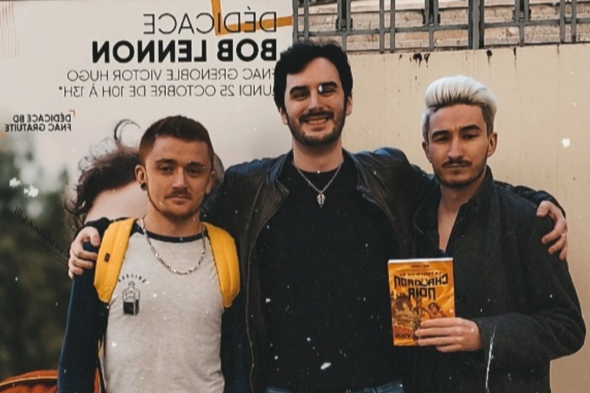 Bakatsukitv's tweet photo. Faire les deux fnac pour avoir la double photo du @RoiLennon LA MAX. 🔥 (en vrai j'ai pas pu avoir la signature à la première donc j'ai suivi jusqu'à Lyon) #LFDCN https://t.co/sPWYzA517u