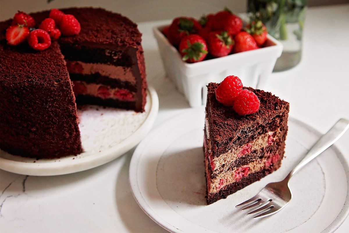 MacrinaBakery's tweet photo. We always have a rotating weekend cake slice, but we also have seasonal ones! One of our Autumn menu cakes is the Chocolate Raspberry- with fresh raspberries and chocolate ganache, don't miss it! ❤️

#macrinabakery #chocolateraspberrycake #momscake #cakedreams #autumnmenu https://t.co/NK8x0uybb6