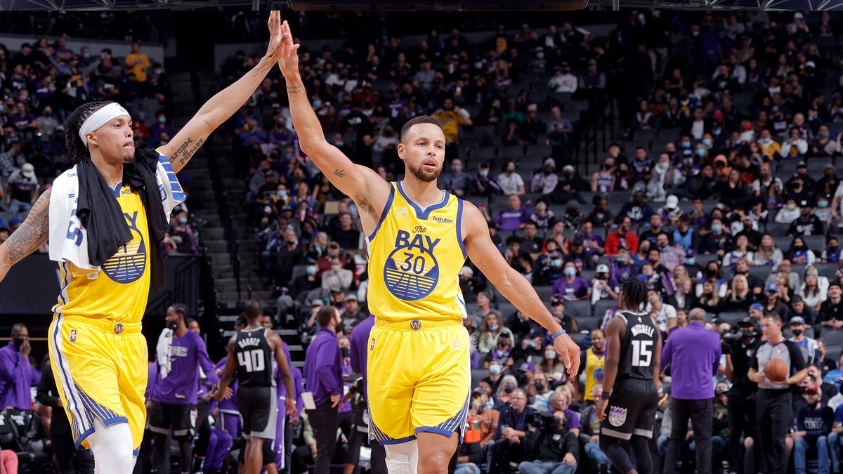 NBCSWarriors's tweet photo. Steph Curry stands alone. 

The Splash Brother now owns the two longest 3-point streaks in NBA history https://t.co/EBxpM2UM2o https://t.co/icGwCYDmVG