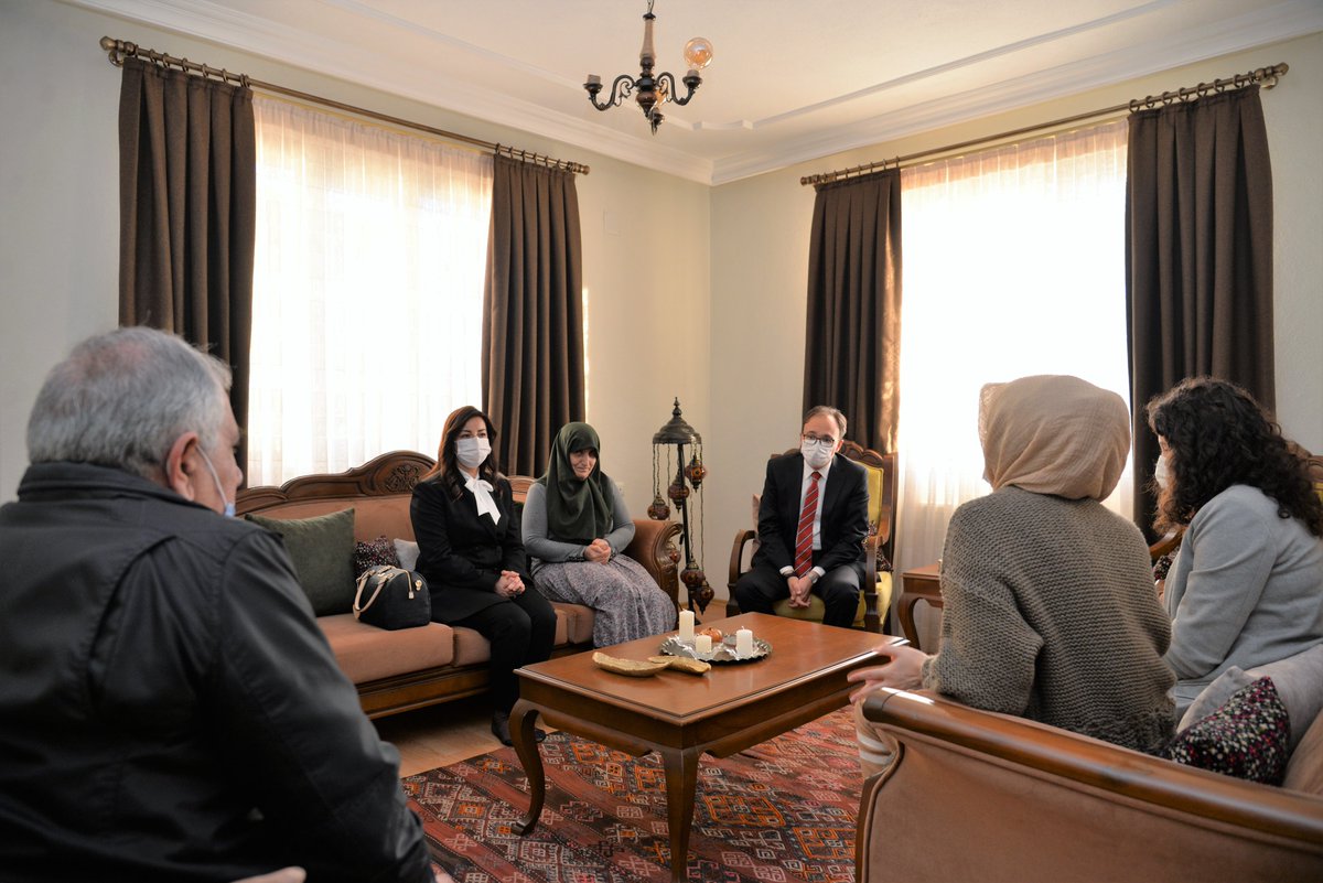 bilecikvaliligi's tweet photo. Vali @Dr_KemalKzlkaya, eşi Nurten Kızılkaya hanımefendi, Bozüyük Kaymakamı Adem Öztürk ile birlikte 30 yıl önce bugün şehit olan İsmail Yazıcı'nın  sene-i devriyesinde eşi Ayşe Yazıcı ve kızı Kader Yazıcı'yı ziyaret etti. https://t.co/2Eb9pNkrwJ