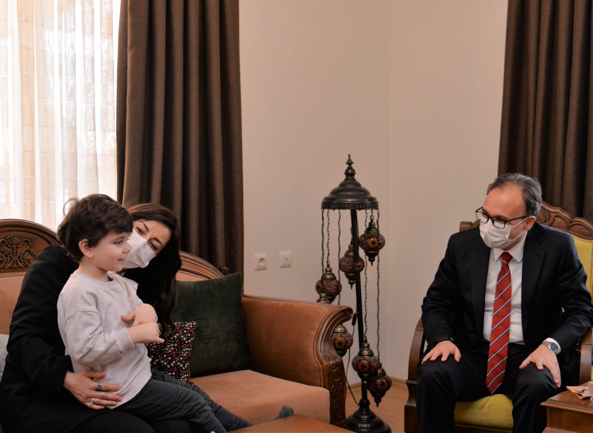 bilecikvaliligi's tweet photo. Vali @Dr_KemalKzlkaya, eşi Nurten Kızılkaya hanımefendi, Bozüyük Kaymakamı Adem Öztürk ile birlikte 30 yıl önce bugün şehit olan İsmail Yazıcı'nın  sene-i devriyesinde eşi Ayşe Yazıcı ve kızı Kader Yazıcı'yı ziyaret etti. https://t.co/2Eb9pNkrwJ