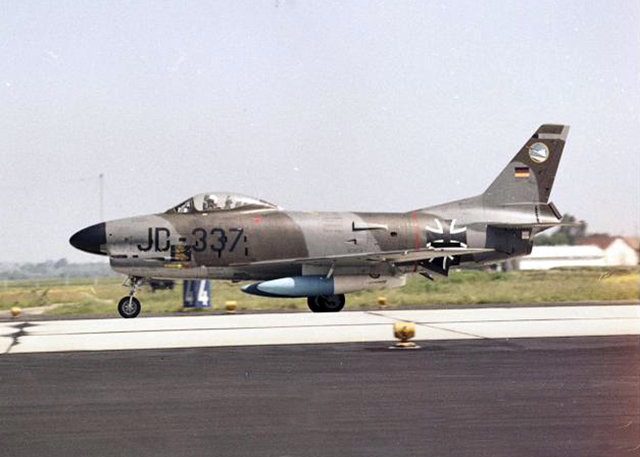FAV_CLUB's tweet image. #Historia | F-86K Sabre JD+337 de la Luftwaffe perteneciente a la Jagdgeschwader 74 (74 Ala de Caza) en su base de operaciones en Neuburg an der Donau, Baviera, Alemania junio 1965. Poco después fue vendido a Venezuela (junto a otros 73 ejemplares), convirtiéndose en el FAV0050