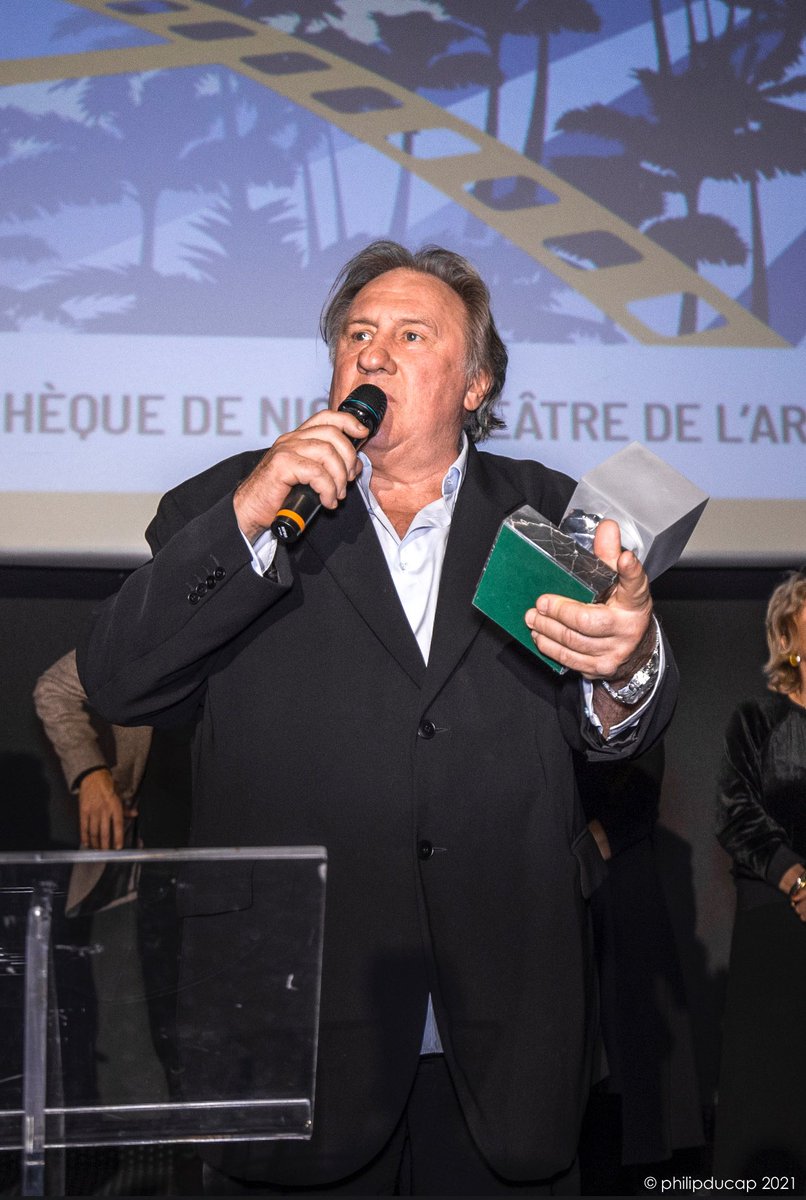 FestCineRoman's tweet photo. Mais quel festival !
Gérard Depardieu recevant son prix spécial pour sa carrière et son talent.

#gerarddepardieu #cineroman #nice #ilovenice #cinema https://t.co/SFPFwu2IrI