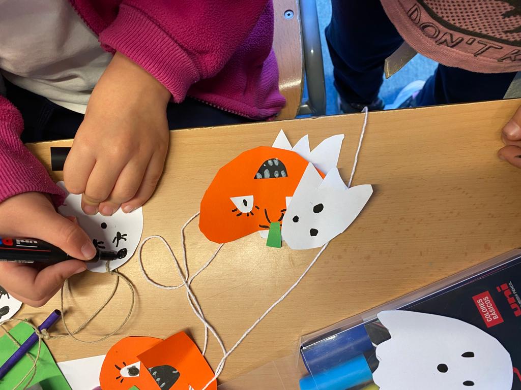 Paidoscat's tweet photo. Aquesta setmana seguim gaudint de la varietat d'activitats extraescolars que tenim a l'@EscolaOlivera! #extraescolarsolivera #voleibol #tallercreatiu #multiesport https://t.co/MsJjrUPMZE