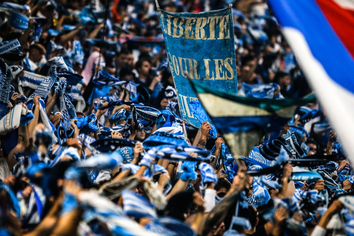 basilebilo's tweet photo. Quand les écharpes sont de sortie, que c'est beau 💙 https://t.co/YMXrTf7jRq