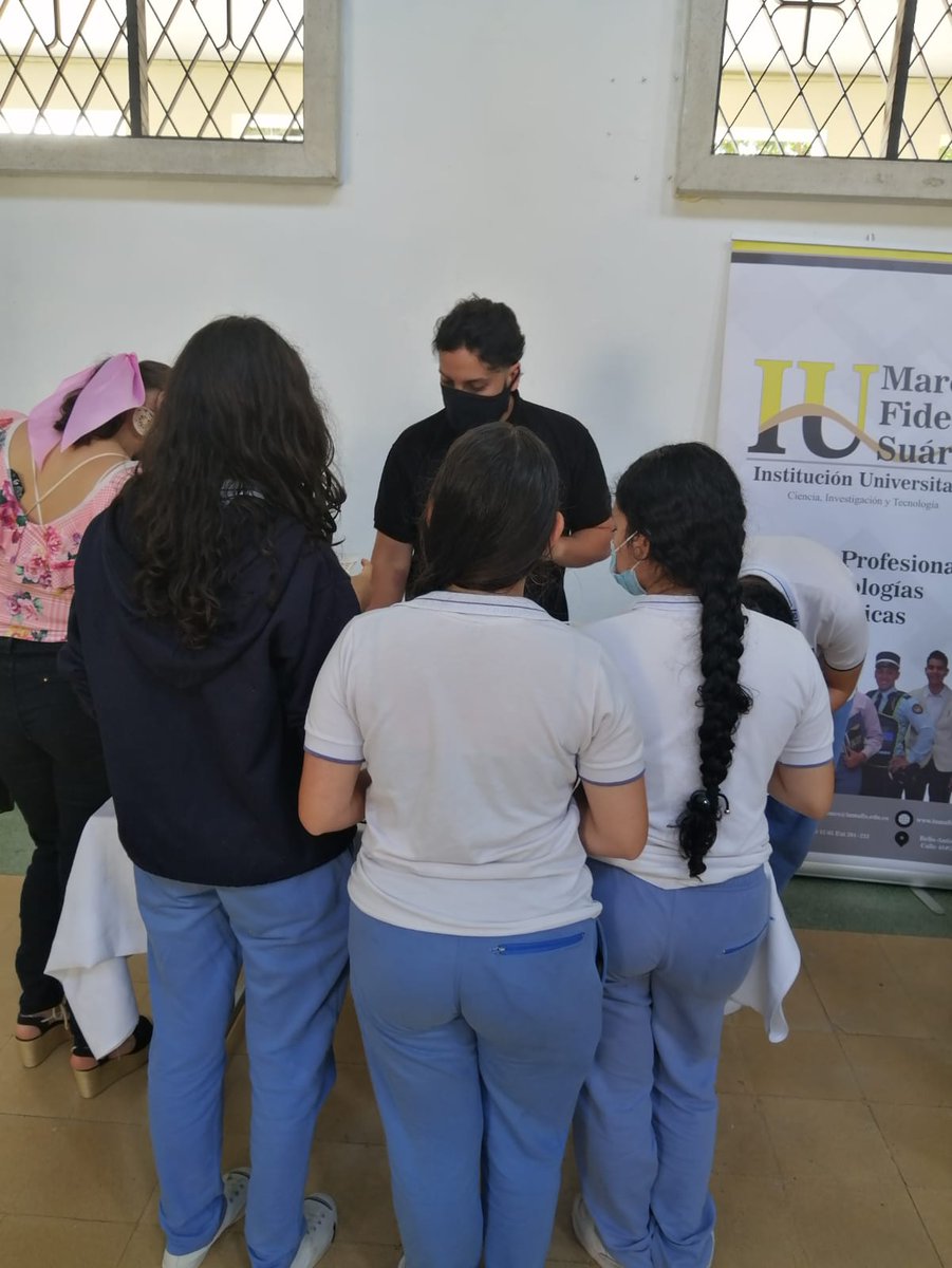 iumafis's tweet photo. En la mañana de hoy @iumafis orientando a los bachilleres 2021 de la I.E Merceditas Gómez Martínez de Medellín en su elección profesional. https://t.co/aouNPsuZ6H