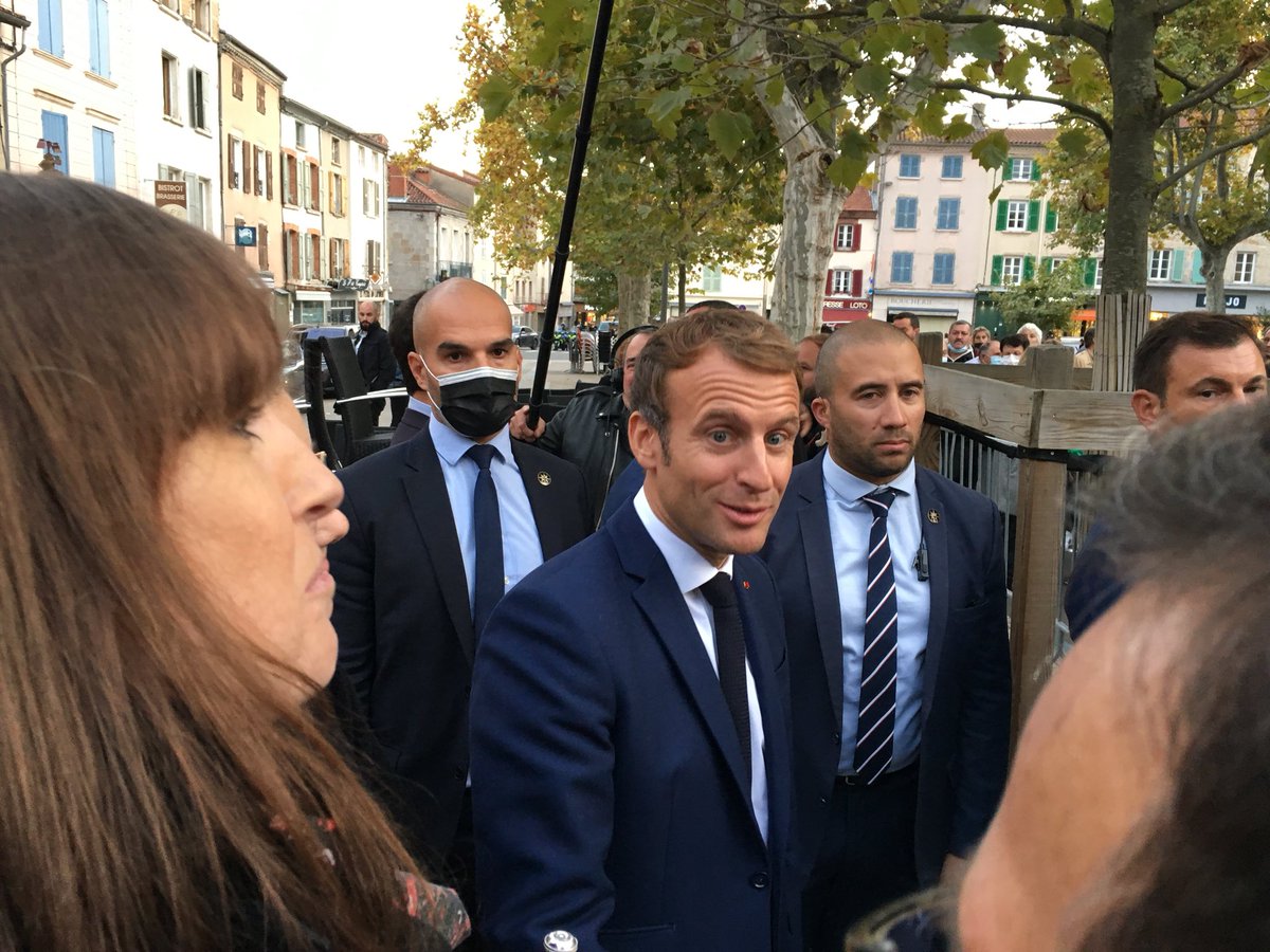 TommyCattaneo's tweet photo. Le bain de foule d’Emmanuel Macron dure depuis plus d’une heure. On lui demande des selfies, on l’interpelle sur les retraites ou l’obligation vaccinale, le président répond à chaque fois #Loire #Macron https://t.co/cZ16u7Vibp