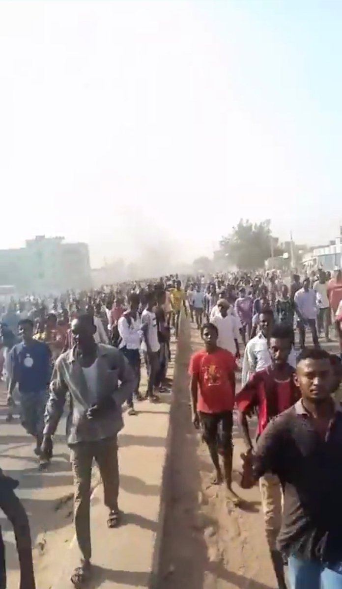 derradjihafid's tweet photo. اللهم ألطف بأهلنا في السودان و اهد ولاة أموره لما فيه خير البلاد والعباد.. 
العالم سيكتفي بالمشاهدة والشجب والإدانة كعادته ، ونحن لا نملك سوى الدعاء  للشعب السوداني ومساندته في سبيل تقرير مصيره وبناء دولته التي يحلم بها..
قلوبنا معكم أيها الأحبة ♥ https://t.co/hS54eEVZLB