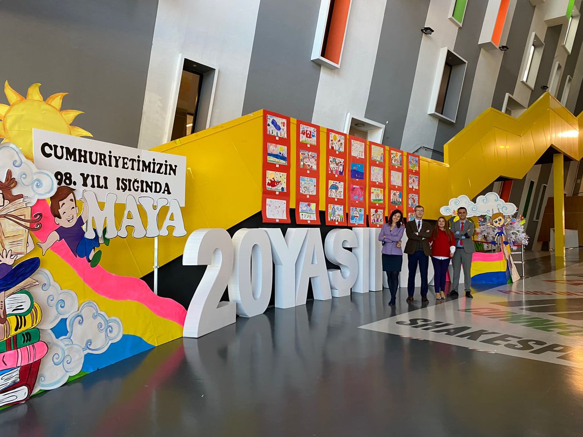 FatmaKusat's tweet photo. MAYAMIZ tam 20 yaşında!
20 yıldır Maya Çatısı altında binlerce çocuk okula başladı, binlerce öğrenci öğrendi, gelişti, dönüştü, büyüdü, başardı, mezun oldu; en önemlisi yolculukları hep mutluluktan başarıya oldu! Geleceği MAYALAMA yolculuğumuzun 20. Yılı kutlu olsun @mayakoleji https://t.co/v5jqfY1NB7