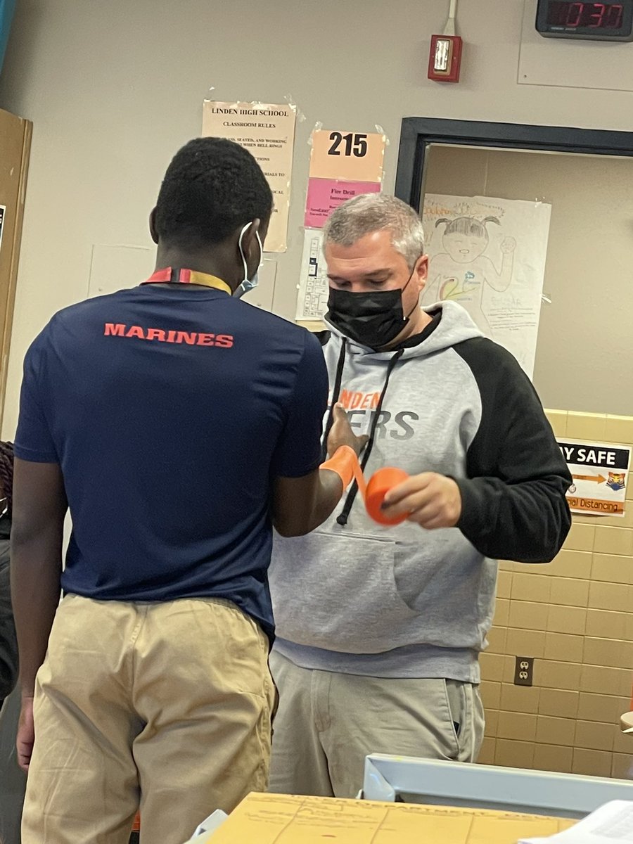 KGallagher_SCI's tweet image. Linden’s very own Head Athletic Trainer, Roger Rotondi visited my IB Sports, Exercise &amp;amp; Health Science classes to share his academic &amp;amp; professional journey with our students #IBSEHS #ExSci @IB_DP #edutwitter #science #MedTwitter #anatomyteacher #athletictrainer @LHS_NJ