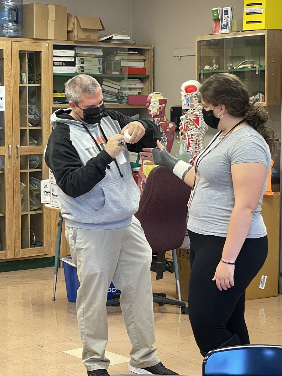 KGallagher_SCI's tweet image. Linden’s very own Head Athletic Trainer, Roger Rotondi visited my IB Sports, Exercise &amp;amp; Health Science classes to share his academic &amp;amp; professional journey with our students #IBSEHS #ExSci @IB_DP #edutwitter #science #MedTwitter #anatomyteacher #athletictrainer @LHS_NJ
