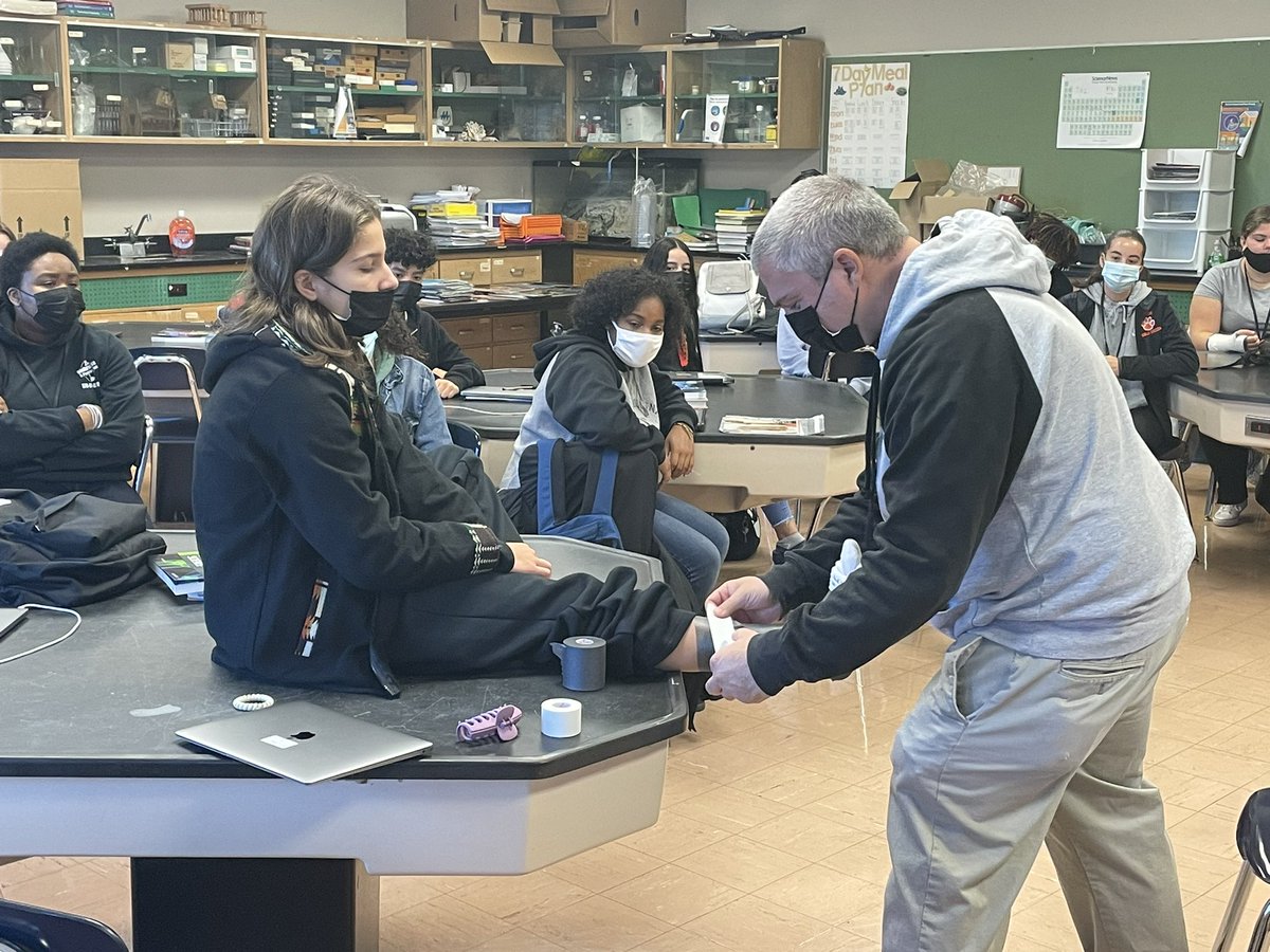 KGallagher_SCI's tweet image. Linden’s very own Head Athletic Trainer, Roger Rotondi visited my IB Sports, Exercise &amp;amp; Health Science classes to share his academic &amp;amp; professional journey with our students #IBSEHS #ExSci @IB_DP #edutwitter #science #MedTwitter #anatomyteacher #athletictrainer @LHS_NJ