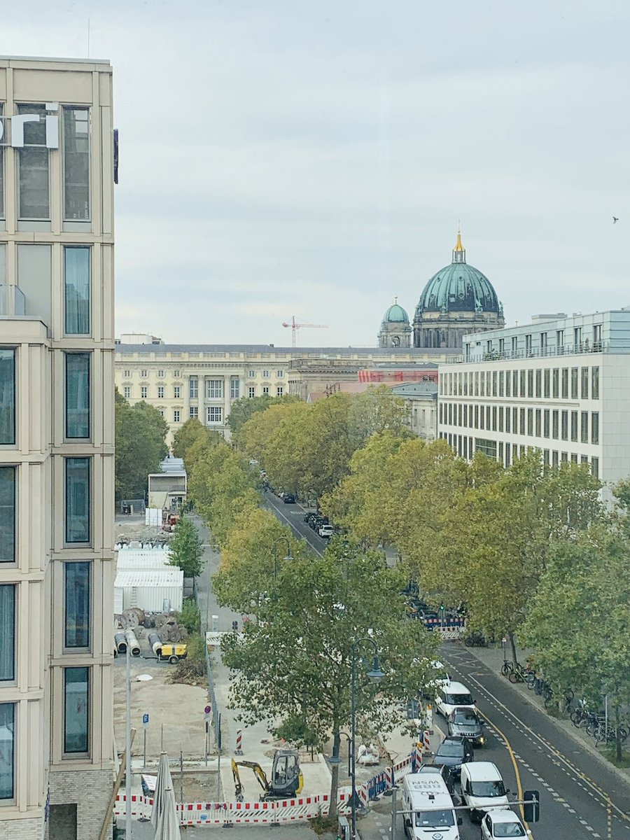 ANDREPHMUELLER's tweet photo. Zu Gast bei Kolleginnen und Kollegen – vielen Dank für die Gastfreundschaft heute in #Berlin🐻, liebes Team des Verbands #DIEPAPIERINDUSTRIE. Die WLAN-Verbindung war exzellent – ein digitaler Tag 💻 neigt sich seinem virtuellen Ende ⏰ zu. Merci und auf bald❗️👋🏽👋🏼 @Papierfabriken https://t.co/6aqhvg8rfN