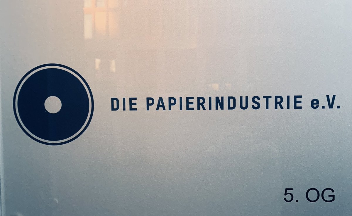 ANDREPHMUELLER's tweet photo. Zu Gast bei Kolleginnen und Kollegen – vielen Dank für die Gastfreundschaft heute in #Berlin🐻, liebes Team des Verbands #DIEPAPIERINDUSTRIE. Die WLAN-Verbindung war exzellent – ein digitaler Tag 💻 neigt sich seinem virtuellen Ende ⏰ zu. Merci und auf bald❗️👋🏽👋🏼 @Papierfabriken https://t.co/6aqhvg8rfN