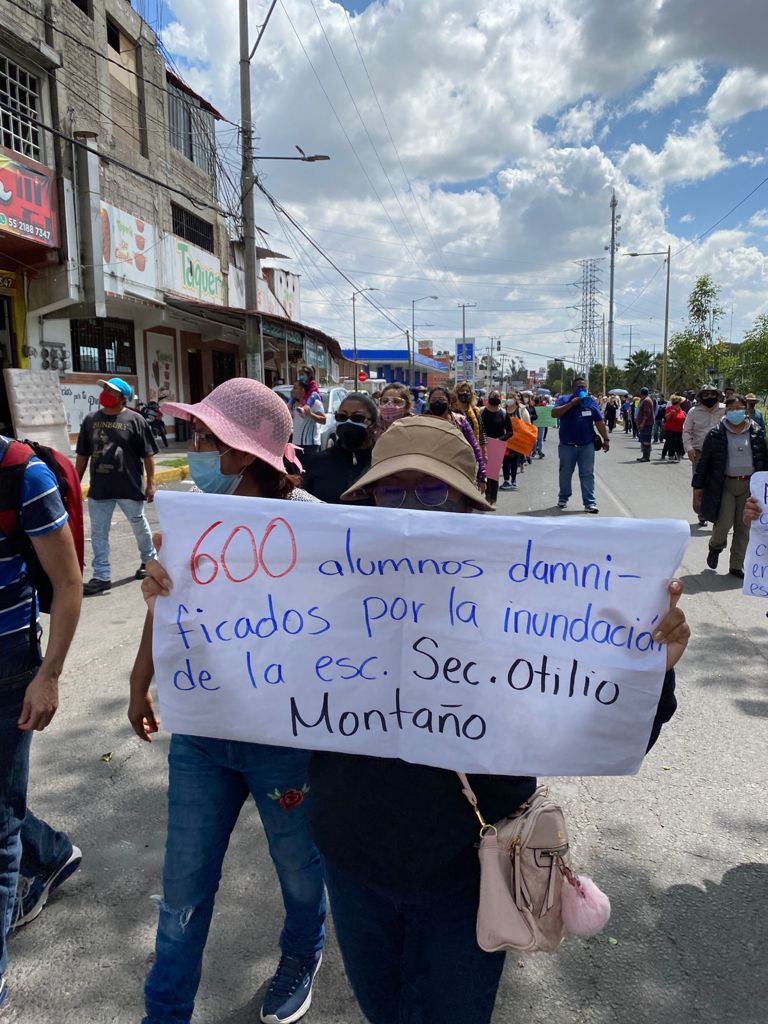 gc_male's tweet photo. Intolerable que la escuela secundaria Otilio Montaño, continúe en estás condiciones gracias a la falta de compromiso de @FerVilchisMx @lopezobrador_ @delfinagomeza  urge su intervención https://t.co/olzRKPfyRt