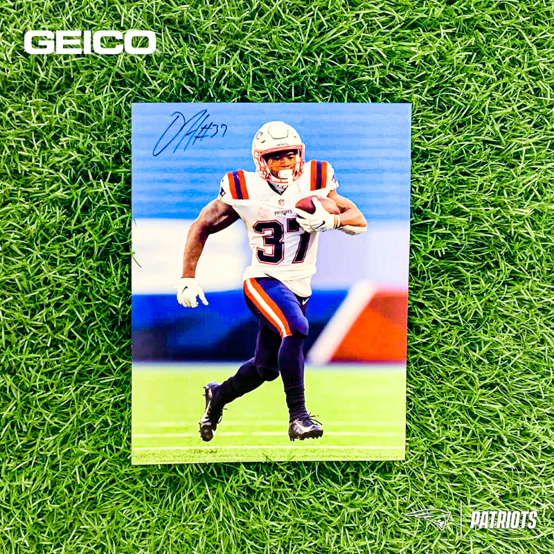 Patriots's tweet photo. 100+ yards and 2 TDs for @DHx34 on Sunday calls for a giveaway on Monday 👏

RT to enter to win a Damien Harris signed photo, courtesy of @GEICO.  

Rules: https://t.co/2hSy96Id9R