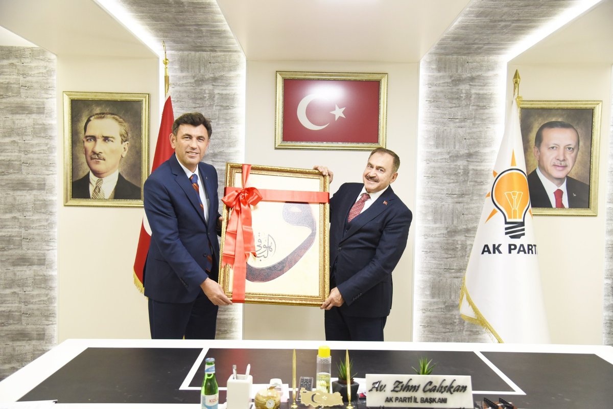 avzihnicaliskan's tweet photo. Önceki dönem Orman ve Su İşleri Bakanımız – Afyon Milletvekilimiz Sn. Veysel Eroğlu’nu partimizde ağırladık. 
 
Değerli bakanımıza nazik ziyareti için teşekkür ediyorum. https://t.co/QQcGgxINeu