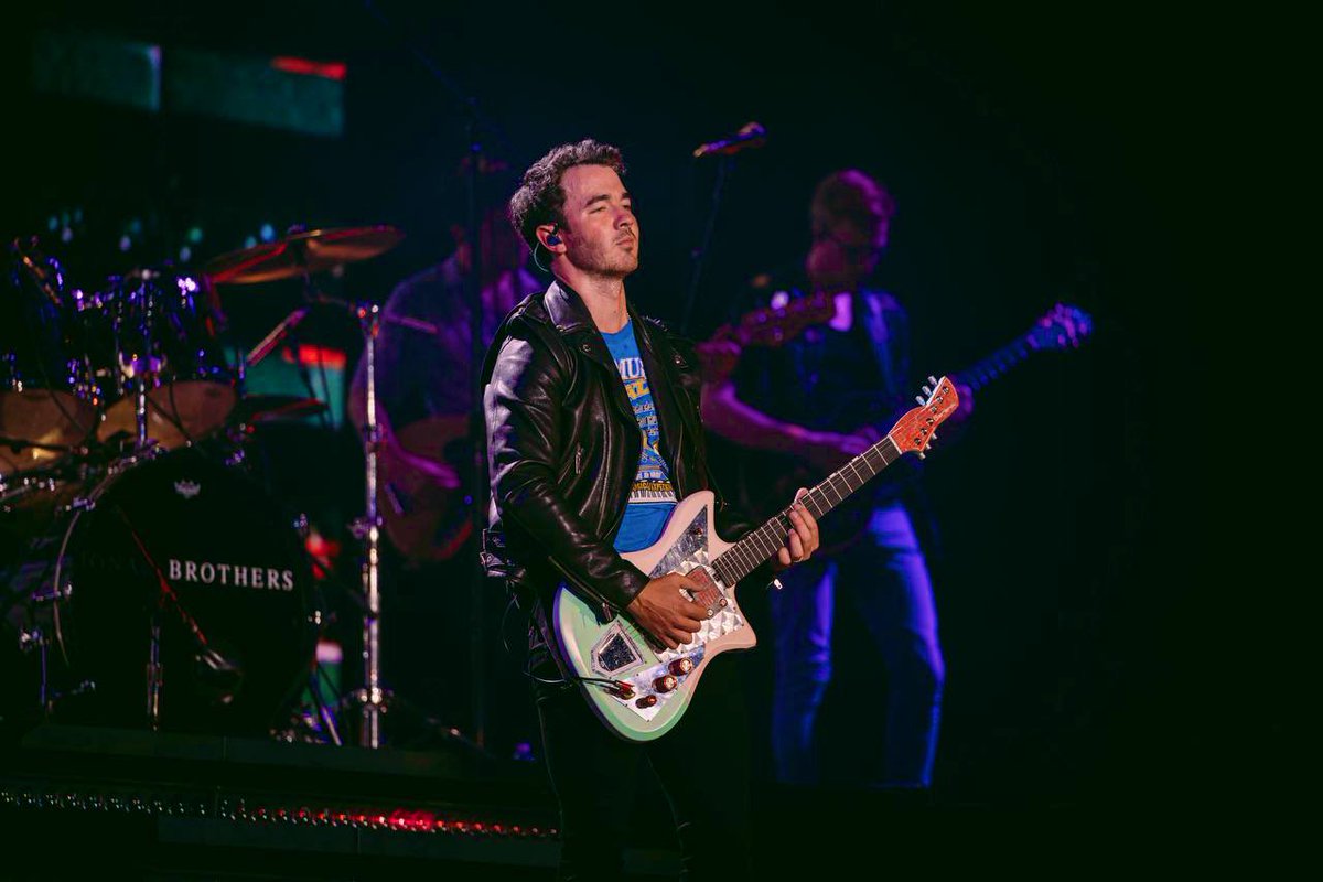 livesforjonas's tweet photo. . . . 𝗥𝗘𝗠𝗘𝗠𝗕𝗘𝗥 𝗧𝗛𝗜𝗦 𝗧𝗢𝗨𝗥 🎤
𝖣𝖺𝗅𝗅𝖺𝗌, 𝖭𝗂𝗀𝗁𝗍 𝟤𝟢.
˓ #RTTJonasBrothersRP ˒ 

¡Vaya noche Dallas! Nos encantó volver a verlos. Siempre nos reciben con mucho amor y cariño ¡Amamos venir! ¡Nos vemos pronto! https://t.co/aCaRutSLmu