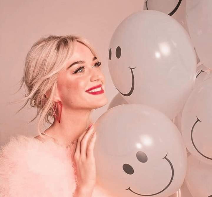 Danielablink5's tweet photo. #KatyPerry estoy tan feliz de cumplir el mismo día que Katy Perry pq hace mucho ella es una de mis cantantes favoritas, cuando la conocí me hice su fan sin saber mucho de ella luego me enteré que cumplía años el 25/10 igual que yo 😭🙌 @katyperry  happy Birthday queen ❤ https://t.co/IVMJjjk3kU