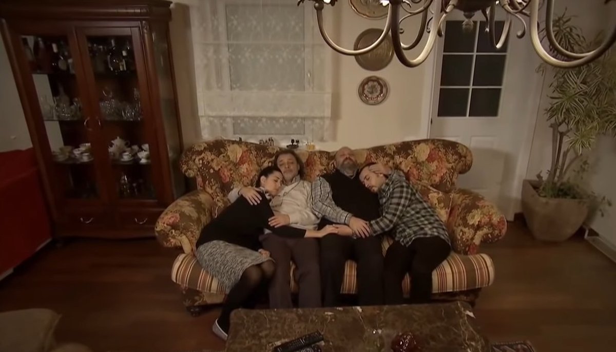 “Biri geliyor hayatına, diyorsun ki “Tamam artık bundan sonra yalnızlık yok. İki kişiyiz, her şeyi iki kişilik düşüneceğiz.” Sonra... Çekip gidiyor yani o... O zaman ikiydik, ben şimdi tekrar bir kalacağım, yani bir kalmam lazım. Ama bir de kalamıyorum. Yarım kalıyorum...”