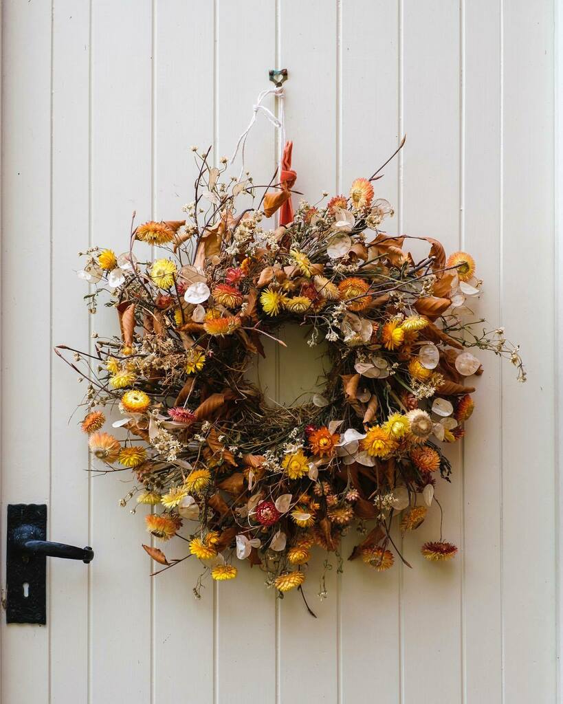 Are you looking for a reason to start making wreaths? 
.
.
"Wreaths are not just for Christmas" is now a favourite fierce phrase here at the Wharf. We've seen a a surge in popularity for Autumn wreaths, especially with All Hallow's Eve. 
.
.
But whether … instagr.am/p/CVdQG16smuZ/