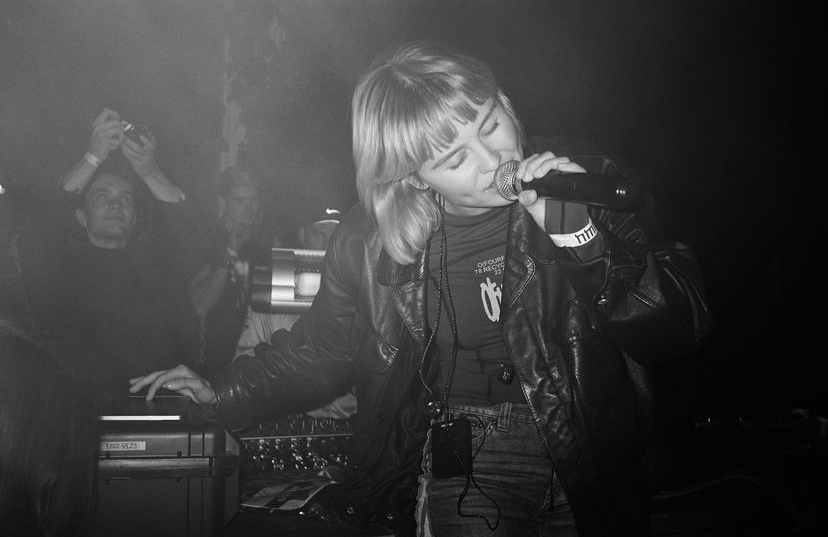 Я выступаю с 2015 года, а начала чувствовать себя круто на сцене и раскрепостилась только с сентября 2020го, как так ?
Ыыыы а фотка с Киевского концерта, кста