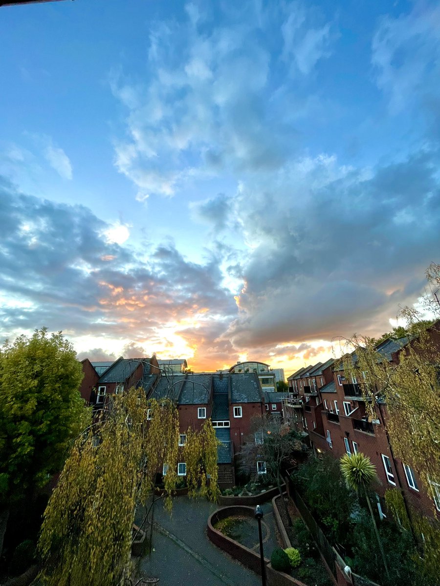 ukreal1's tweet image. London sunset #London #londonsunset #sunset #StormHour