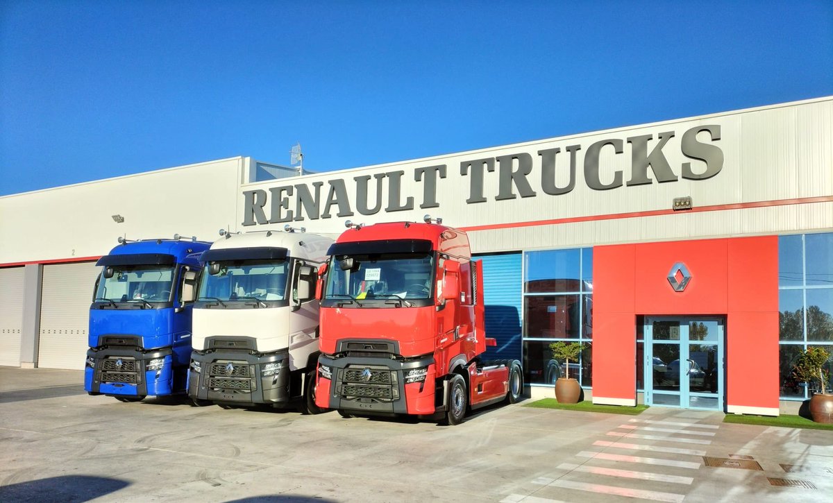 RenaultTrucksEs's tweet photo. Compartimos la fantástica imagen que nos llega desde #Capisa con esta bandera móvil de #RenaultTrucksEvolution ‘s 🇫🇷😉
¡Ya tenemos están preparados para cumplir sus próximos destinos cargados de pasión, eficiencia y máximo confort para sus futuros conductores
#LoveRenaultTrucks https://t.co/wtTOWlvhOQ