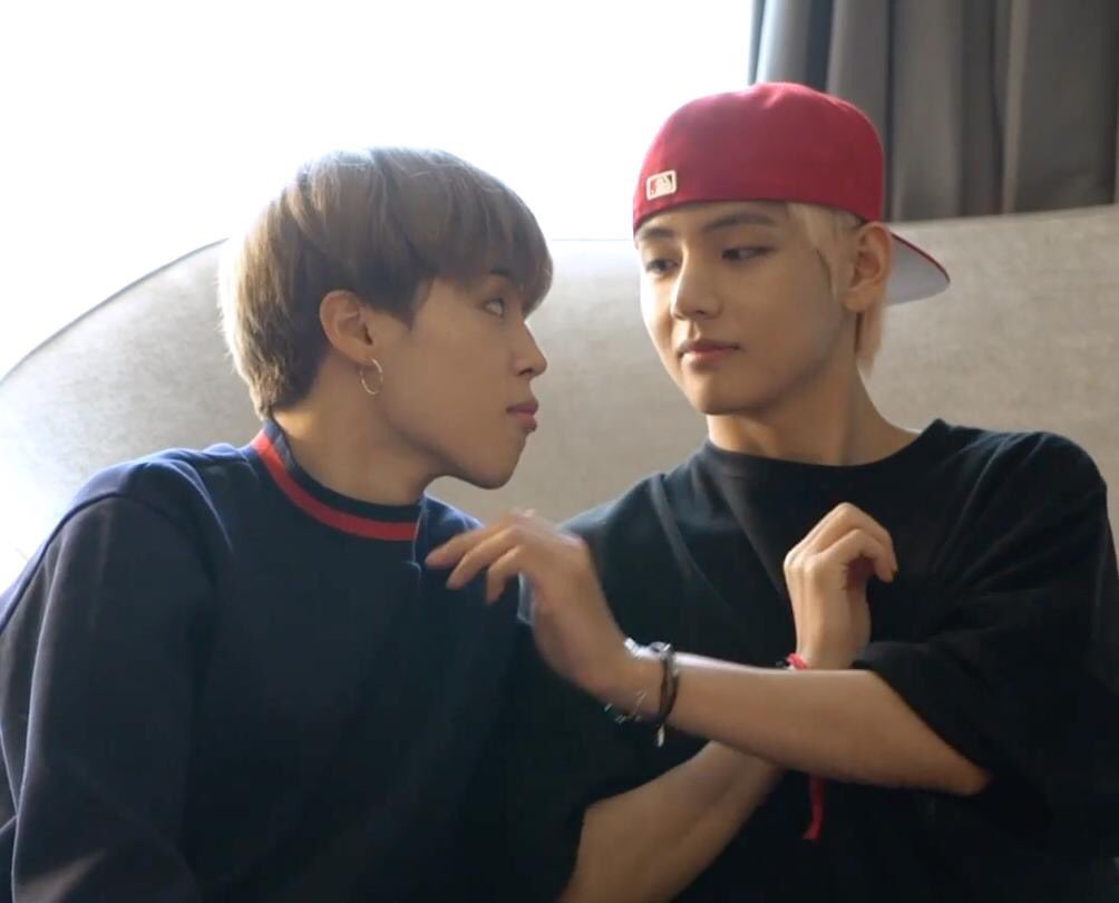 SwagDeysi13's tweet photo. El Vmin siendo el dúo mas caótico de BTS. Un hilo para alegrar tu tarde. @BTS_twt https://t.co/LFRctKaWQ4