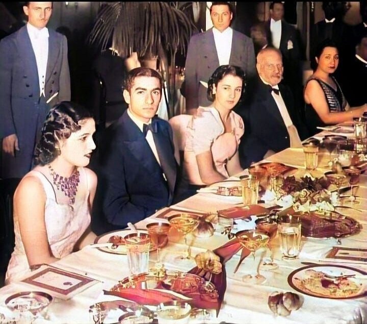 king_faroukmisr's tweet photo. شاه إيران محمد رضا بهلوي يتوسط عروسه الأميرة فوزية فؤاد وشقيقتها الأميرة فائزة في حفل عشاء أُقيم على هامش احتفالات زفاف الأميرة والشاه .. https://t.co/PKwU9r2CEP