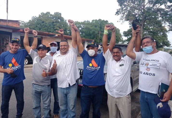 Class987FM's tweet photo. #ClassInforma #25Oct//Eduardo Rojas, secretariodel partido Avanzada Progresista en #Cojedes, comentó que el #21Nov, los cojedeños votarán en la tarjeta azul, para lograr el triunfo en la gobernación de Cojedes con Dennis Fernández y los aspirantes a las alcaldías (...)@ReporteYa https://t.co/YXYP2fmSUX