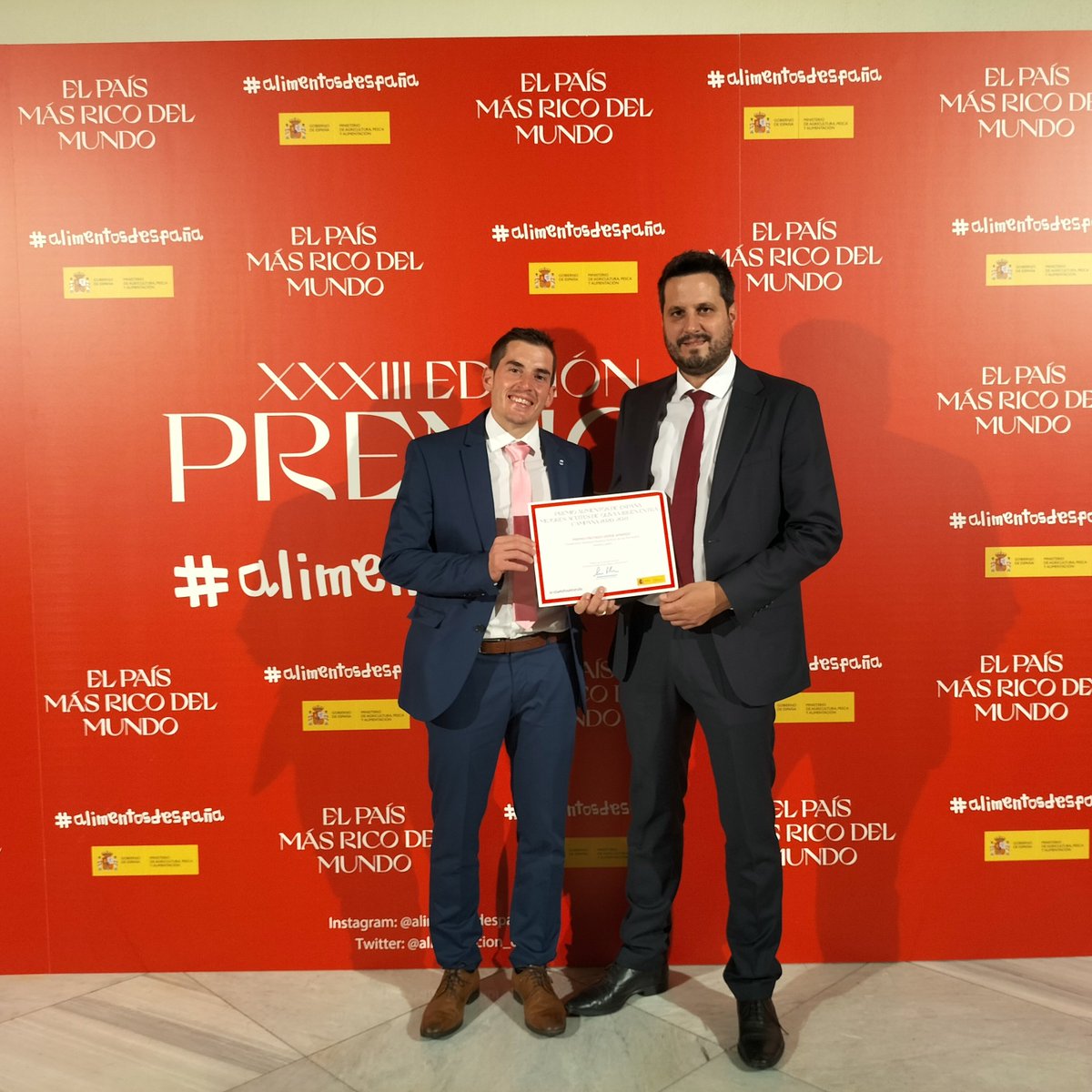 orodecanava's tweet photo. Esta noche hemos recogido el Premio 
@Alimentacion_es  como mejor "Virgen Extra Frutado Verde Amargo" de España 2021 🏆
otorgado en el @mapagob por el ministro
@LuisPlanas 
¡ Gracias a todas las personas que día tras día lo han hecho posible👏☺️!

#OrodeCánava
#AlimentosdEspaña https://t.co/2hQUfNjy3n