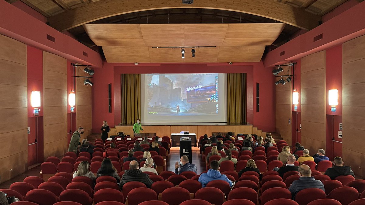 RudyBandiera's tweet photo. Questa sera, sul palco di #ZeroBranco in provincia di #Treviso per parlare di #cyberbullismo ai genitori dei ragazzi che vedrò domani a scuola, ho iniziato mostrando lo sfondo di #Cyberpunk2077 sperando di non averli traumatizzati 😁 https://t.co/btNFBNH3sE