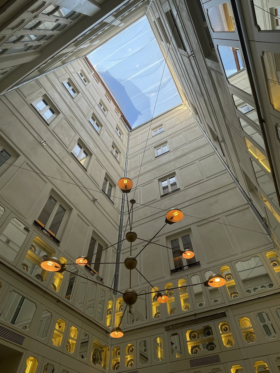 ¡Qué sitio más molón! Hoy retomando formación presencial cara a cara con el equipazo de <a href="/redbullESP/">Red Bull España</a> en <a href="/OnlyYOUHotels/">Only YOU Hotels</a> ;-) #RolesdeBelbin con <a href="/IDDI_ufv/">Unidad de Educación Ejecutiva (UFV)</a> y <a href="/RosadelTronco/">Rosa R. del Tronco</a> ;-) #trabajoenequipo #liderazgo #inspiringleaders