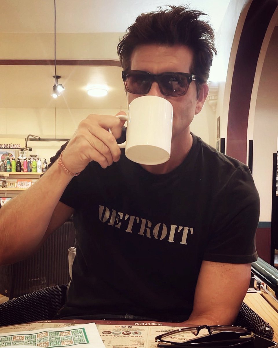 oliverdog's tweet photo. ☕️ … no será mucha molestia, no ninguna, pase usted, después usted.
📷 @carlitaray https://t.co/rBupvAkehd