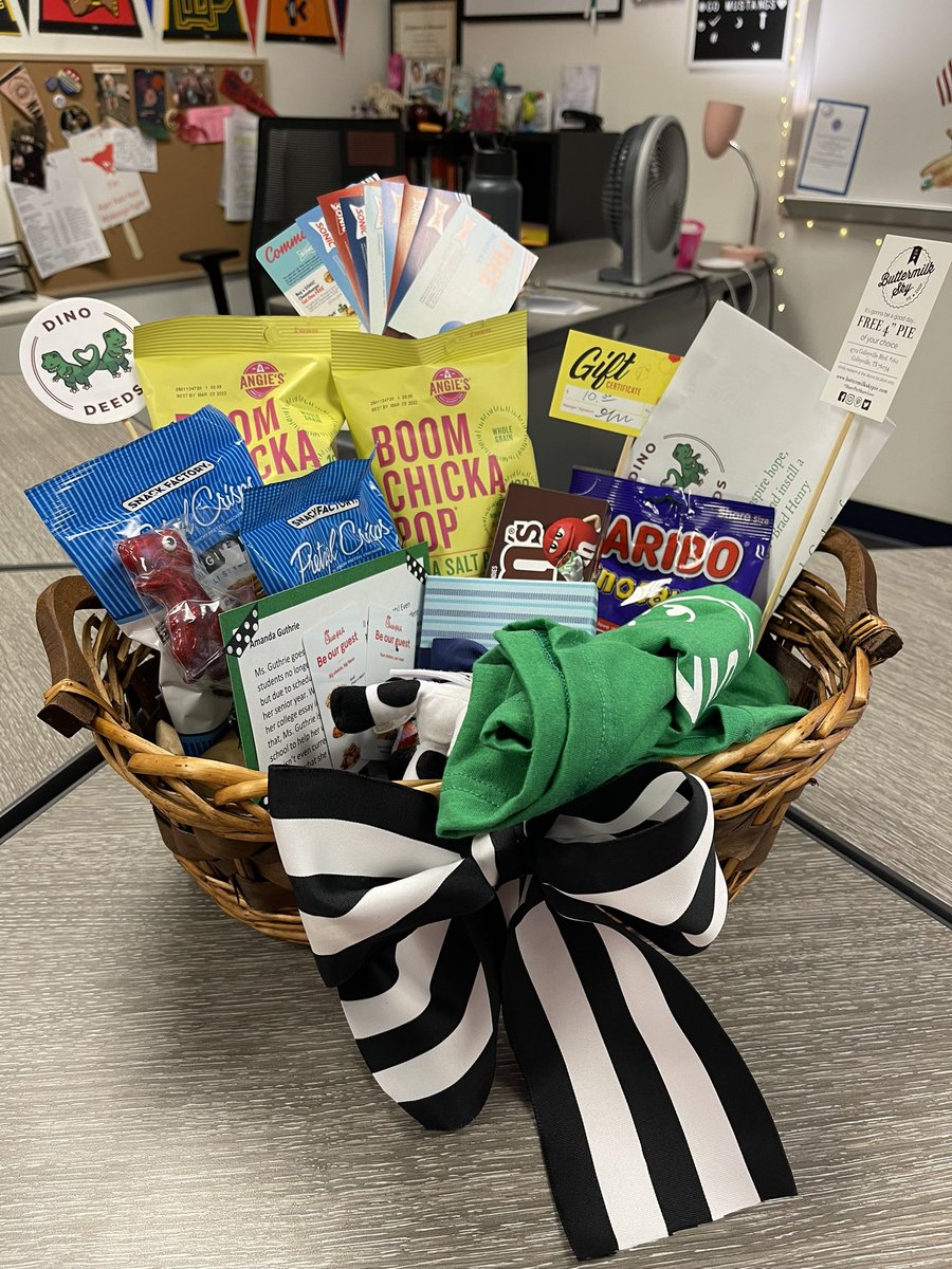 AmandaAGuthrie's tweet photo. 💙♥️💙♥️ this was such an exciting and humbling way to spend my Monday! Thank you @DinoDeedsDFW and thank you to the sweet parent who nominated me! (And on pajama day, no less!) https://t.co/VtlZWbc4dC