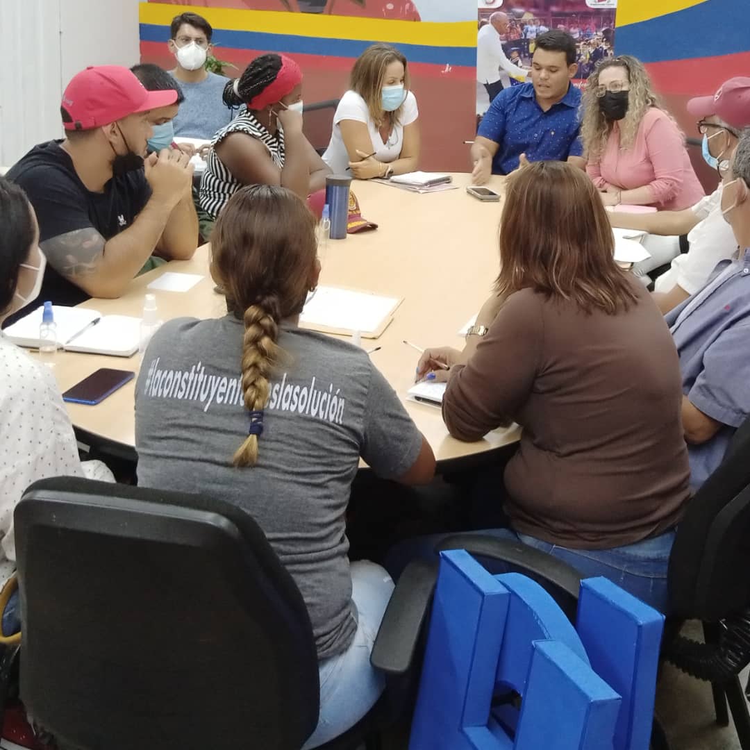 Hoy, sostuvimos reunión para planificar y revisar la gestión de los organismos del estado Táchira, en materia de atención social. 
Karen Durán de Bernal, esposa del diputado y candidato a la Gobernación @freddybernalpsuv está sumada al
@GabineteSocialTáchira 💛🖤