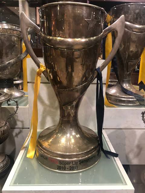 emrekbol's tweet photo. Şampiyonun kupası müzesinde olur. 

2010-2011 şampiyonu FENERBAHÇE’dir. 

Var Odası/tv100
#varodasıtv100 https://t.co/iJJPrPucsd