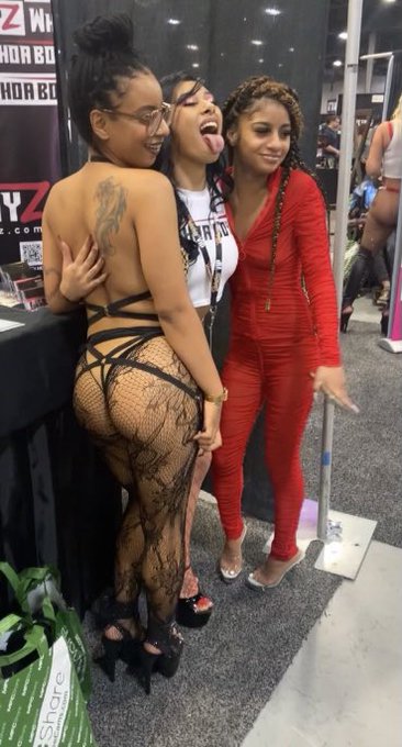 Small world. Caught a side view of you guys then took pictures with her after lol https://t.co/1J7VN<a href="/tag/exxxotica"class="tags"><span>#exxxotica</span></a>