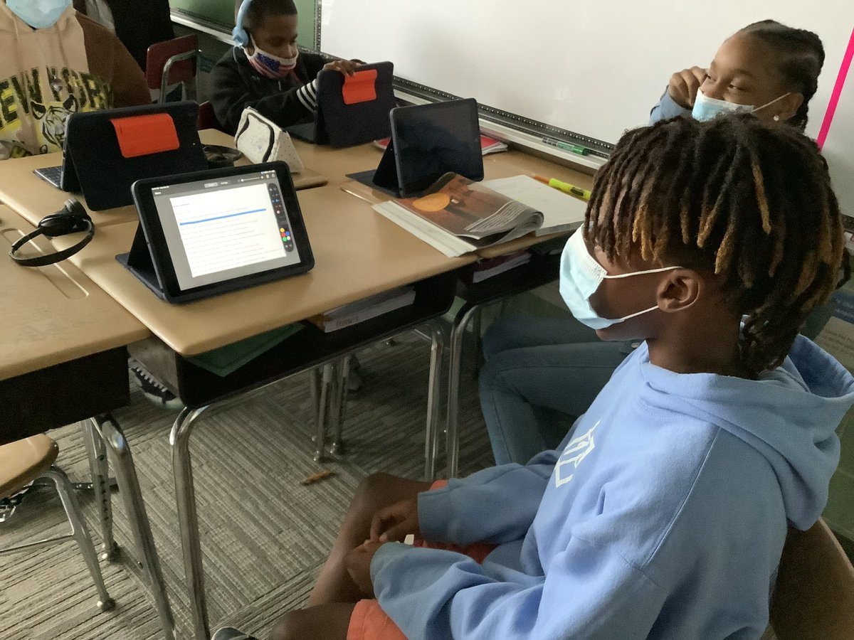 skellerCIMS's tweet photo. Students in Mr. Lute’s 6th grade Ela class work to analyze and annotate today’s text. Some chose to do digital annotations while others marked up their workbooks. #showyourthinking #DiscoverCIMS #WarrenWill https://t.co/iaXgvIRe3o