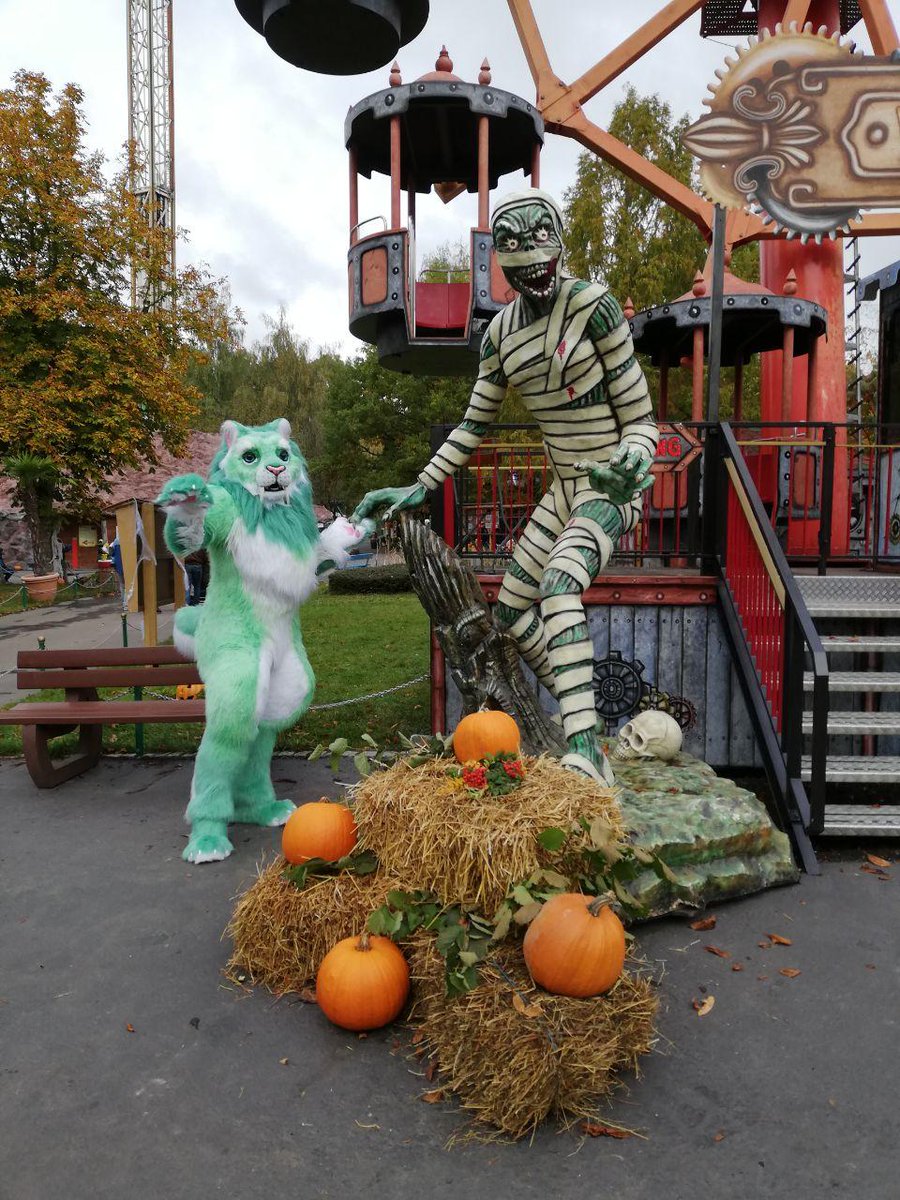 Spooky #MondayMotivation!

Only a few days left until the scariest day of the year in <a href="/FGeiselwind/">Freizeit-Land Geiselwind</a> 👻
I hope to see ... uh ... scare you there! 😈

#Furry #Fursuit✂️<a href="/TheBeastcub/">TheBeastcub</a>