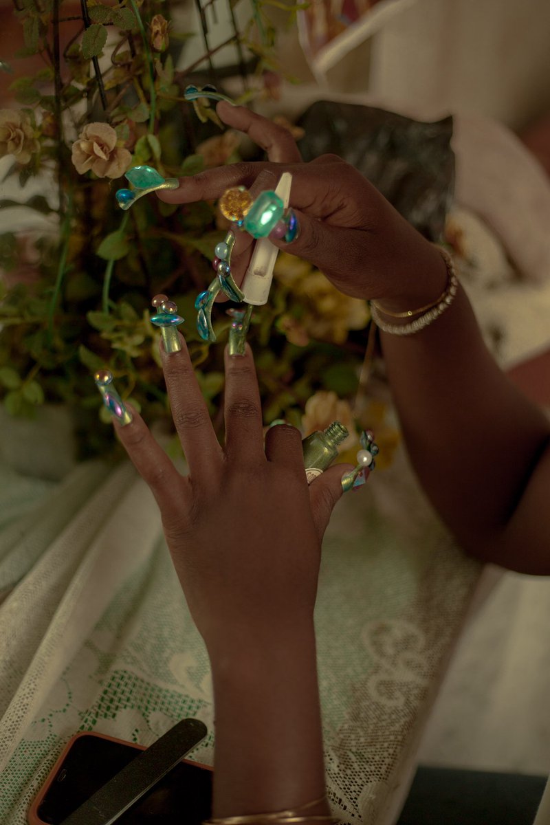 Sianeh8's tweet photo. Images from the series meet me at the salon https://t.co/XcgCtbgCQg