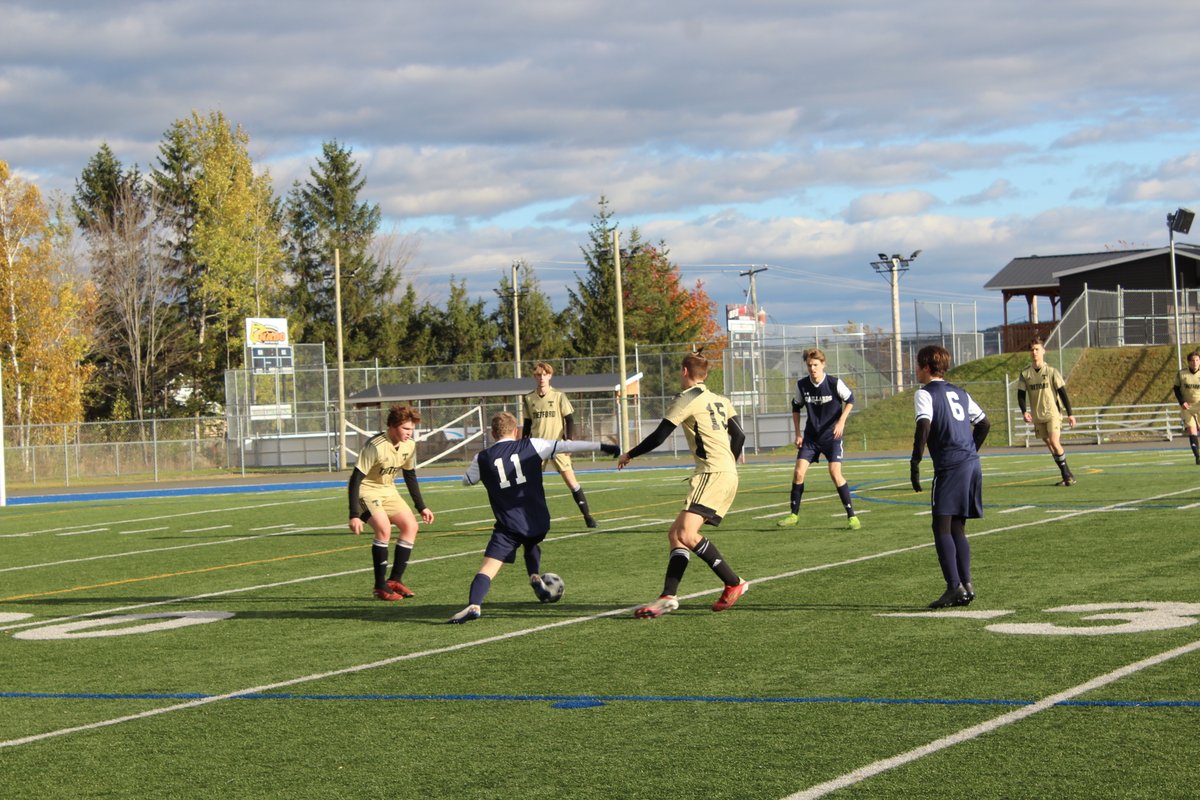 atmlapige's tweet photo. ⚽️Soccer : hier, les #Gaillards de Jonquière ont fait bonne figure à Thetford Mines ! L'équipe masculine s'est imposée 3-0 tandis que les féminines ont ramené le point du nul (1-1). Plus de détails dans l'article de @martinpatry16 : https://t.co/omfycRFe4U https://t.co/2z72bITygE