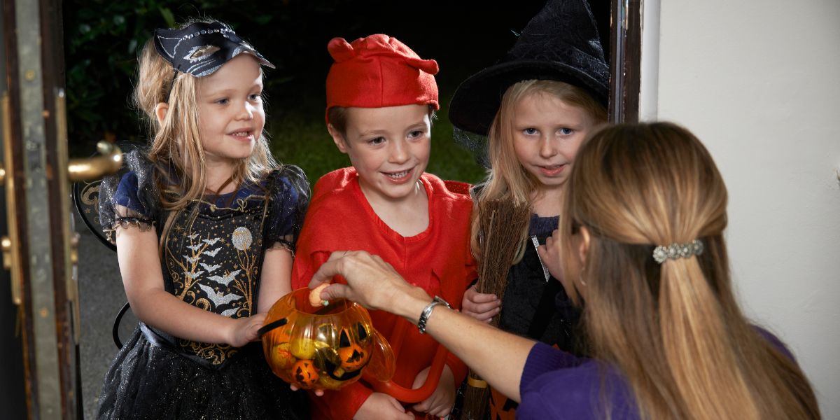 A Guide to Allergy-Friendly Trick-or-Treating vlnk.io/2XJYvht