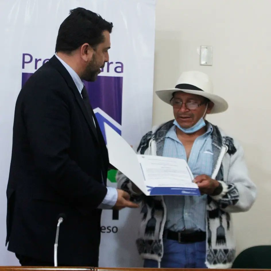 HOY 📍 Gobernador de #Loja, <a href="/mariomancino/">Mario Mancino</a>, entrega reconocimientos a caficultores, ganadores de la Taza de la Excelencia y Taza Dorada, en la <a href="/prefecturaLoja/">Prefectura de Loja</a>.

#JuntosLoLogramos