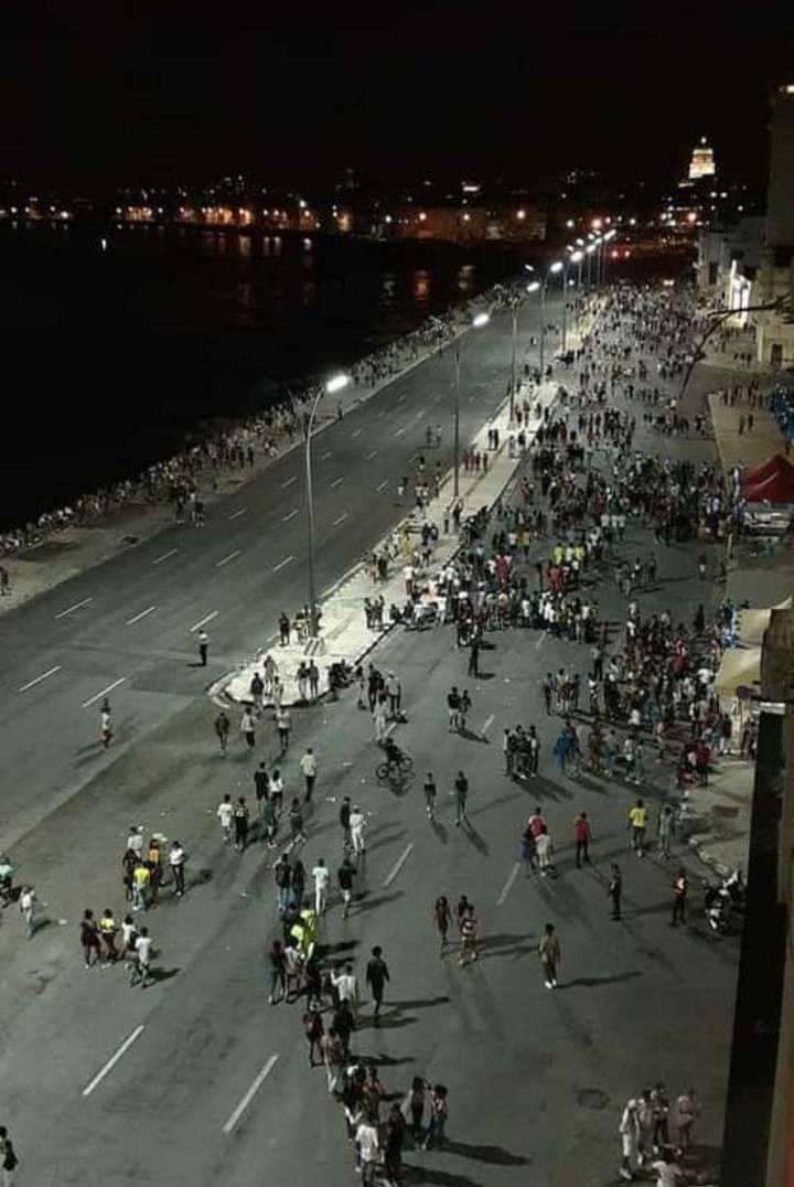 Vaya, no querían gente en el malecón? Se formó la gozadera! (Con nasobuco) #CubaViva #CDRCuba #SomosDelBarrio #Cuba