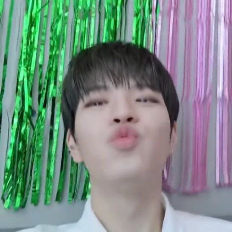 thinkseungmin's tweet photo. seungmin kisses (^o^) https://t.co/1yA2c2spZU