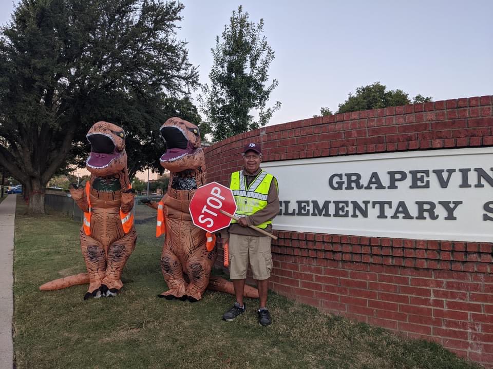 DinoDeedsDFW's tweet photo. It is always a good day 🤩 when you get to start it off with high fives 🙌 and a few hugs with the wonderful kids at Grapevine Elementary! #GESShineOn #dinodeeds #tinyarmsbighearts #redribbonweek2021
@gcisd @GrapevinePolice @GESPTA @GrapevineTXCity https://t.co/HW7PqnGK7B