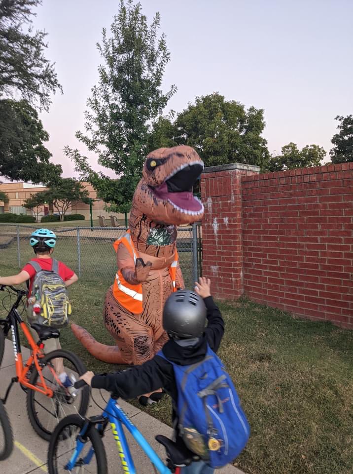 DinoDeedsDFW's tweet photo. It is always a good day 🤩 when you get to start it off with high fives 🙌 and a few hugs with the wonderful kids at Grapevine Elementary! #GESShineOn #dinodeeds #tinyarmsbighearts #redribbonweek2021
@gcisd @GrapevinePolice @GESPTA @GrapevineTXCity https://t.co/HW7PqnGK7B
