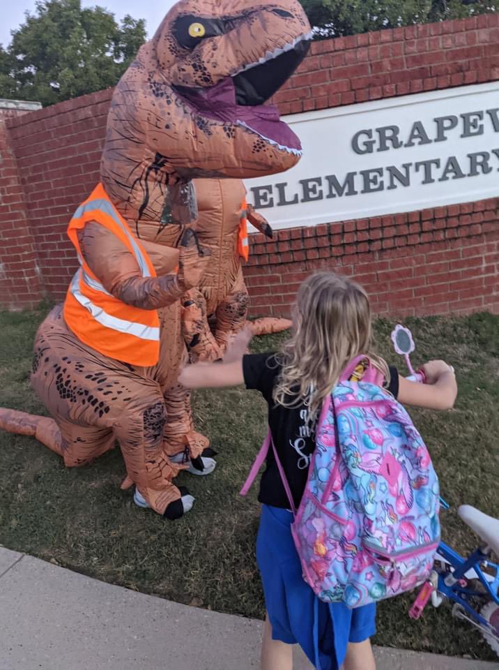 DinoDeedsDFW's tweet photo. It is always a good day 🤩 when you get to start it off with high fives 🙌 and a few hugs with the wonderful kids at Grapevine Elementary! #GESShineOn #dinodeeds #tinyarmsbighearts #redribbonweek2021
@gcisd @GrapevinePolice @GESPTA @GrapevineTXCity https://t.co/HW7PqnGK7B